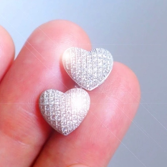 White sapphire micro pave ♥️diamond stud earrings - Picture 1 of 4